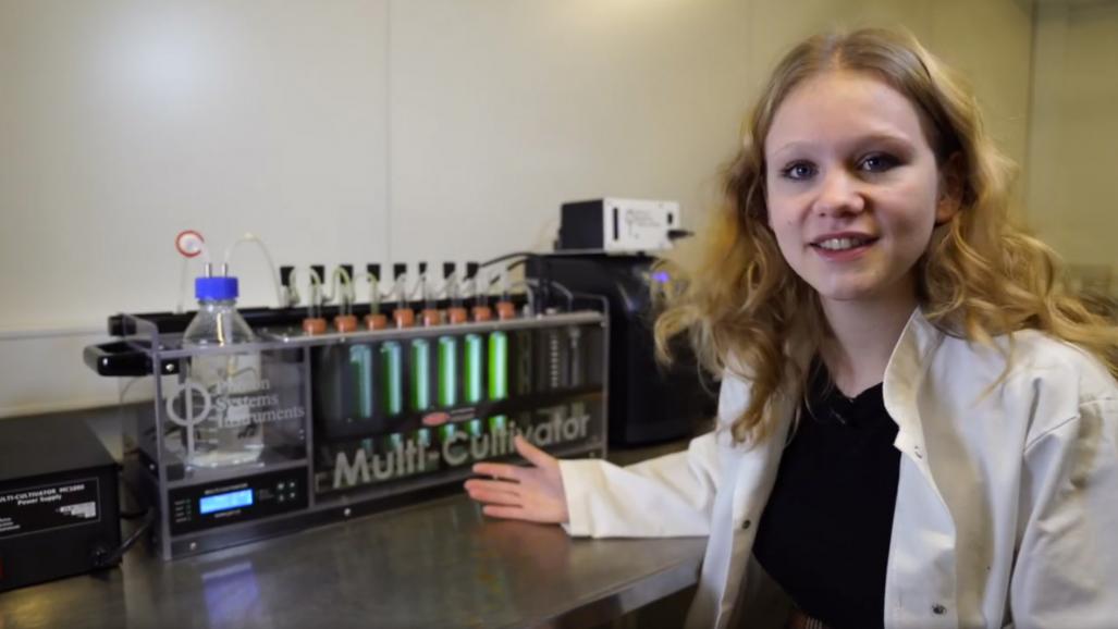 Studerende Pauline S?rensen viser multikultivator til t?lling mikroalger