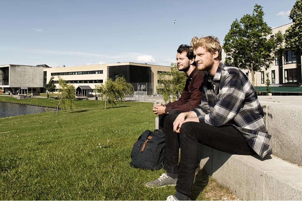 to mandlige studerende kigger ud over campus s?