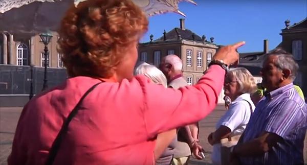 Turistf?rer p? tur med turister ved Amalienborg