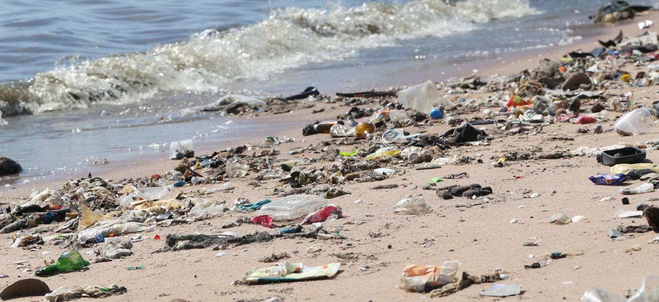 Plastikforurening p? strand